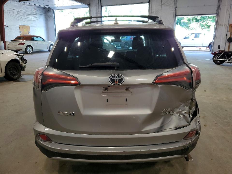 Фото 6 с аукциона – 2017 TOYOTA RAV4 с VIN 2T3RFREV2HW687228