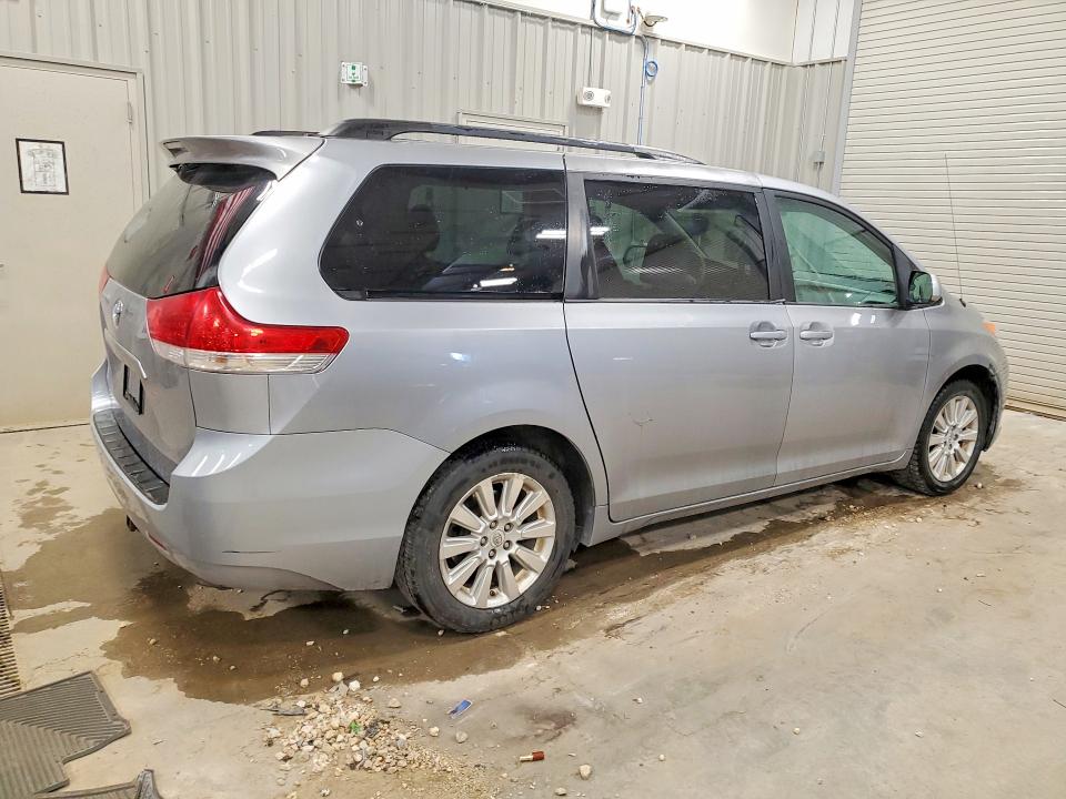Photo 3 from auction – 2011 TOYOTA SIENNA with VIN 5TDJK3DC1BS014512