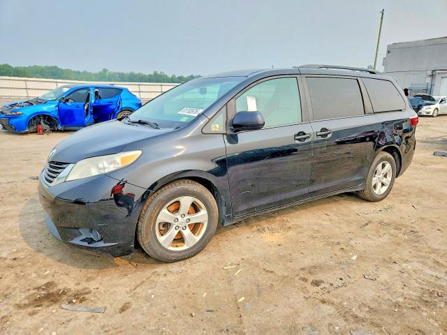 TOYOTA SIENNA 2017 with VIN 5TDKZ3DC3HS822658 - Photo from auction