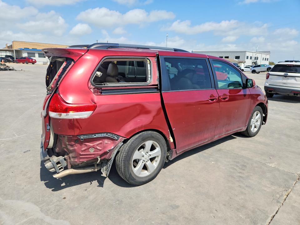 Photo 3 from auction – 2011 TOYOTA SIENNA with VIN 5TDKK3DC3BS033079