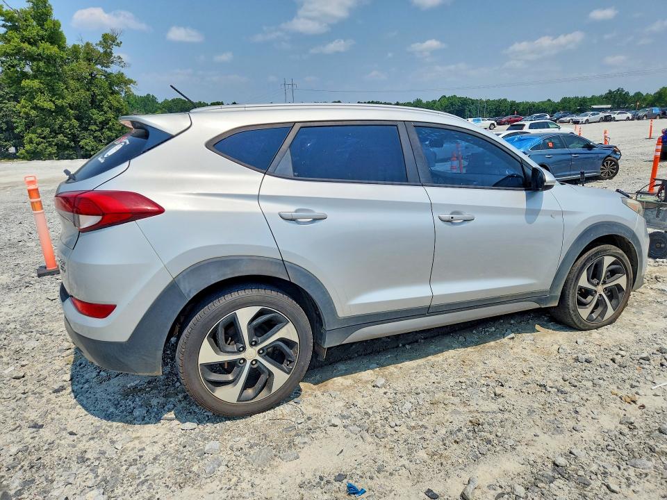 Foto 3 de la subasta – 2017 HYUNDAI TUCSON con VIN KM8J3CA25HU311078