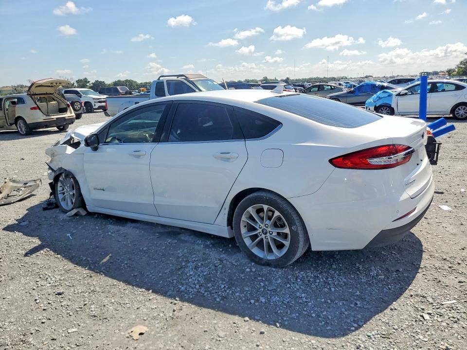 Photo 2 from auction – 2019 FORD FUSION with VIN 3FA6P0LU2KR110464
