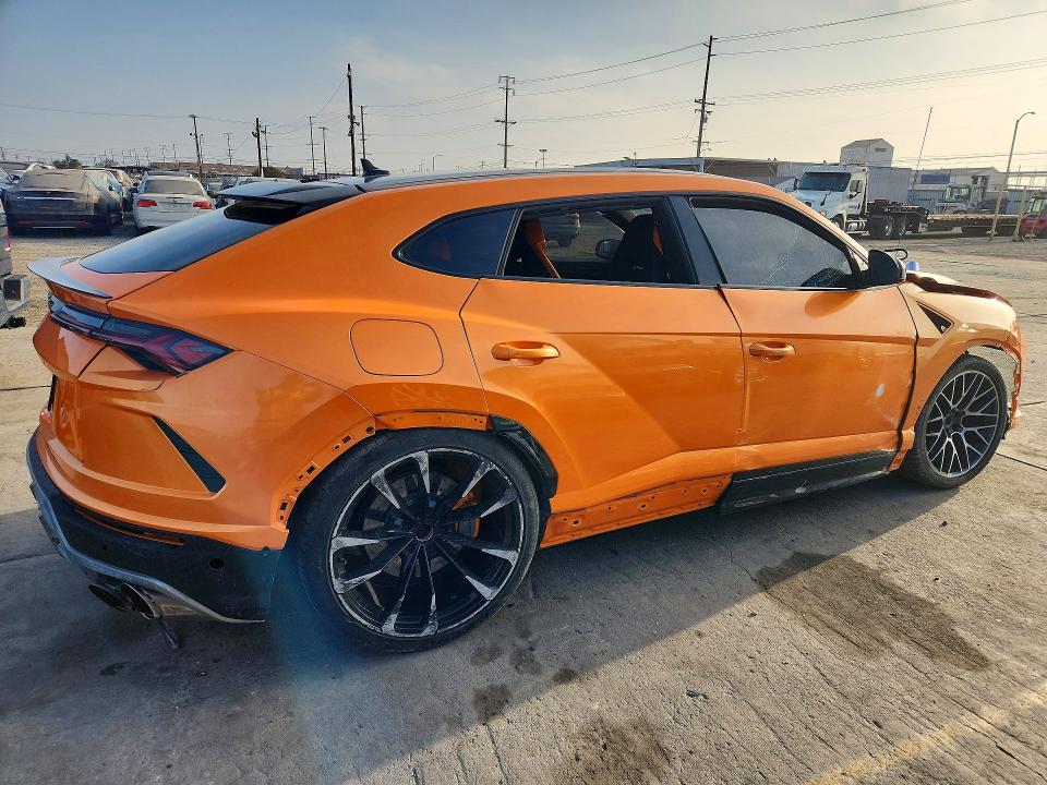 Photo 3 from auction – 2022 LAMBORGHINI URUS with VIN ZPBUA1ZL2NLA21237