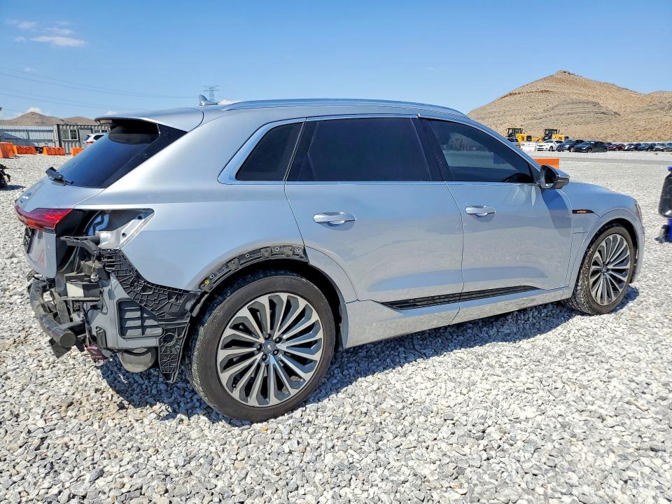 Photo 3 from auction – 2019 AUDI E-TRON with VIN WA1VAAGE4KB020182