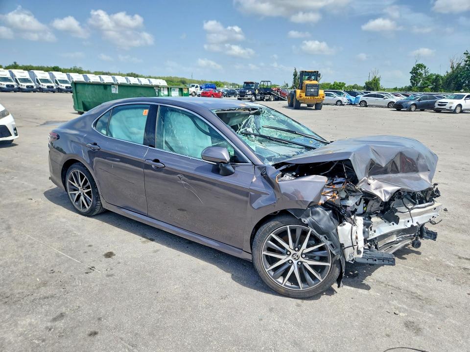 Photo 4 from auction – 2022 TOYOTA CAMRY with VIN 4T1F31AK1NU589675