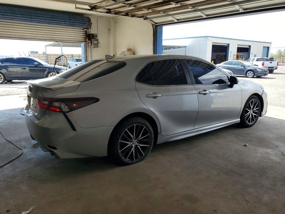 Photo 3 from auction – 2022 TOYOTA CAMRY with VIN 4T1G11AK8NU686236