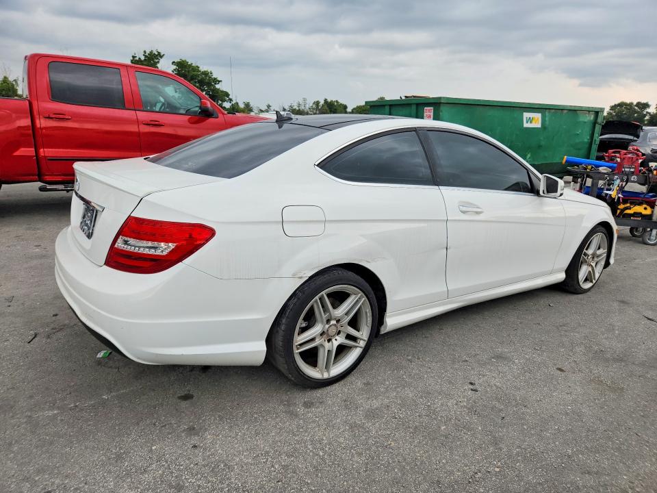 Photo 3 from auction – 2013 MERCEDES-BENZ C with VIN WDDGJ4HB6DF990105