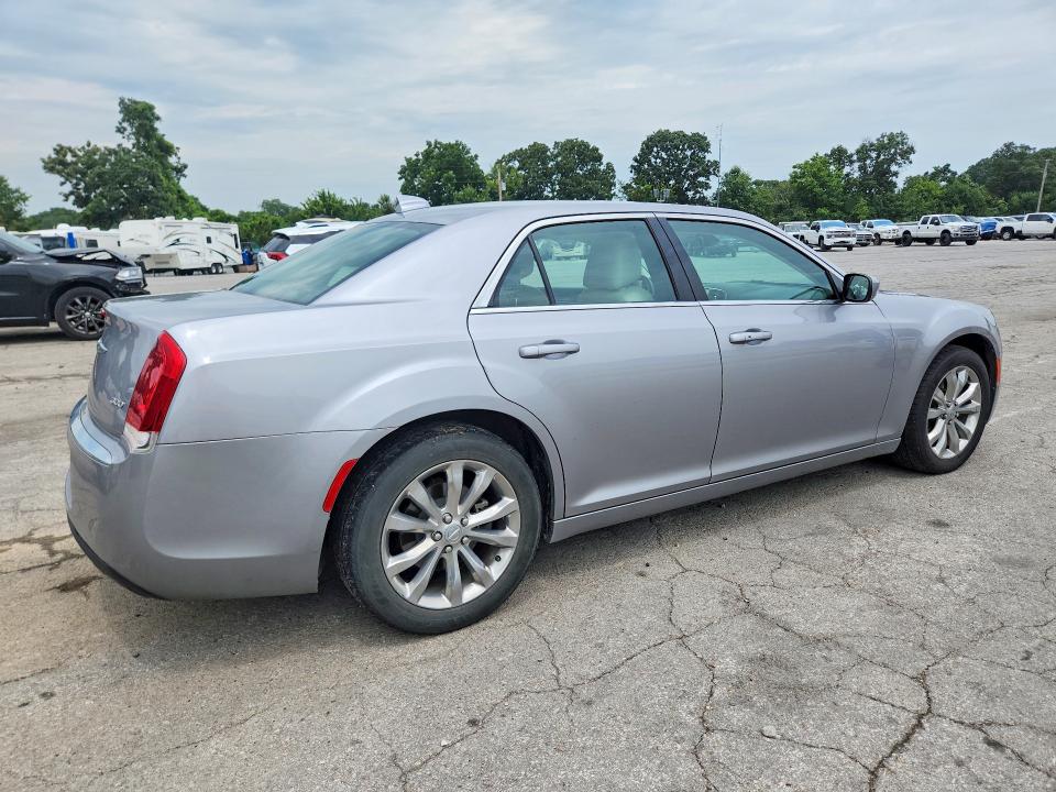 Photo 3 from auction – 2017 CHRYSLER 300 with VIN 2C3CCARG8HH622108