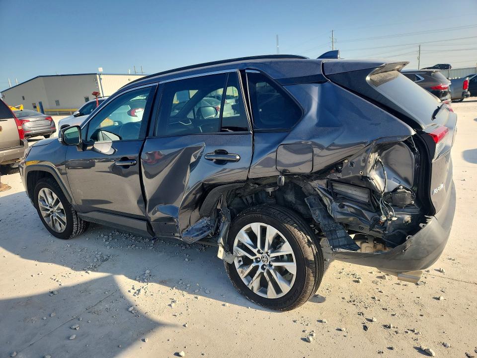 Photo 2 from auction – 2022 TOYOTA RAV4 with VIN 2T3A1RFV3NC272507