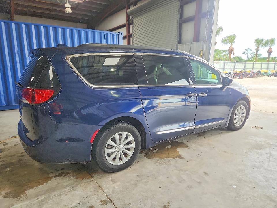 Photo 3 from auction – 2017 CHRYSLER PACIFICA with VIN 2C4RC1BG9HR730392