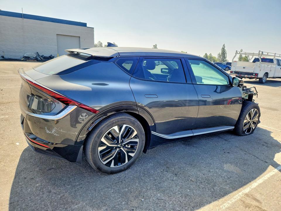 Photo 3 from auction – 2023 KIA EV6 with VIN KNDC34LA2P5604078