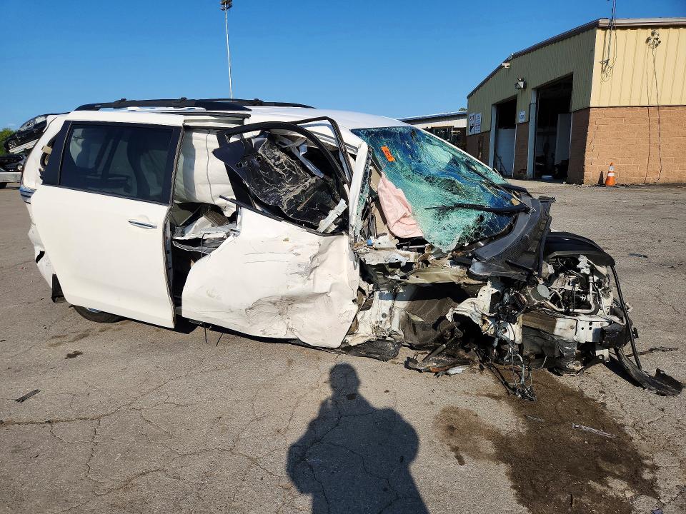 Photo 4 from auction – 2019 TOYOTA SIENNA with VIN 5TDKZ3DC4KS975198
