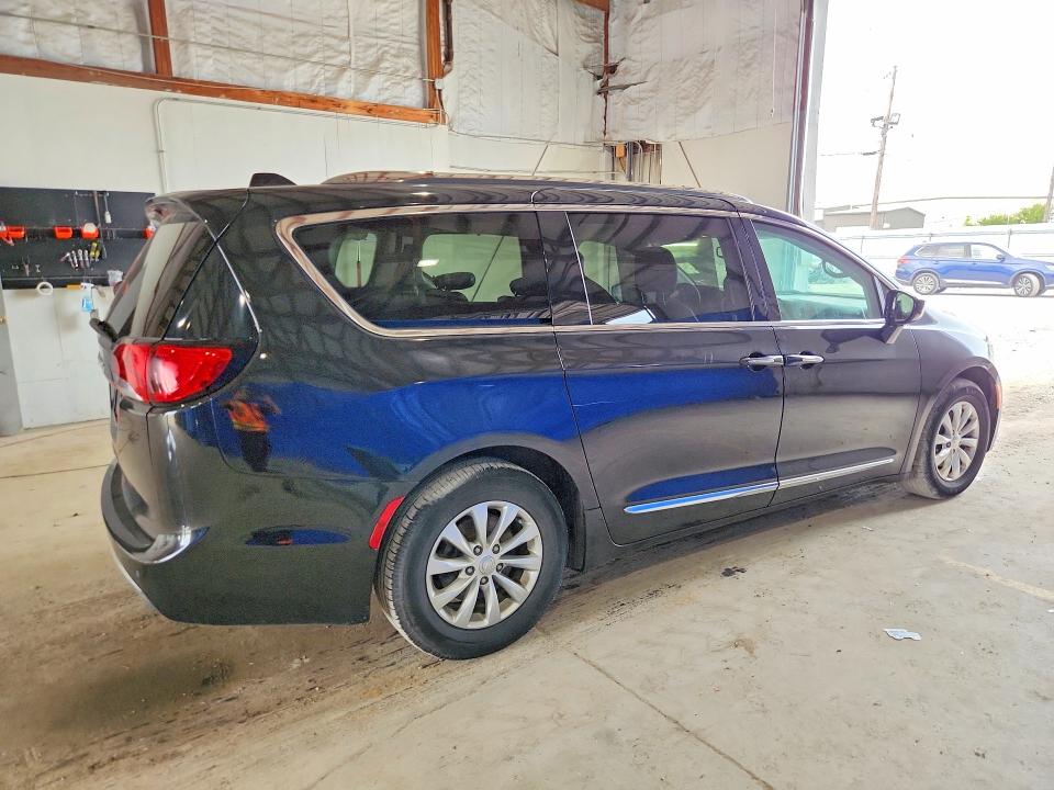 Photo 3 from auction – 2019 CHRYSLER PACIFICA with VIN 2C4RC1BG8KR650542