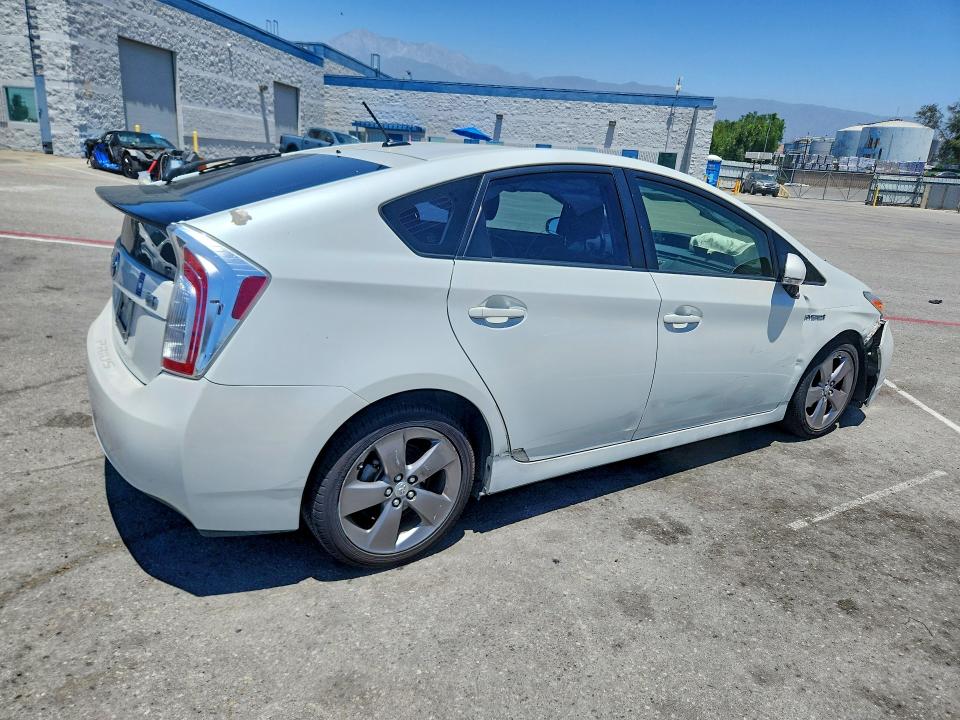 Photo 3 from auction – 2015 TOYOTA PRIUS with VIN JTDKN3DU5F0430074