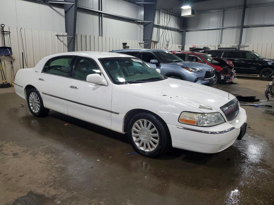 Photo 4 from auction – 2003 LINCOLN TOWN CAR with VIN 1LNHM81W63Y624847
