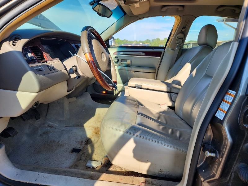 Photo 7 from auction – 2004 LINCOLN TOWN CAR with VIN 1LNHM83W74Y672369