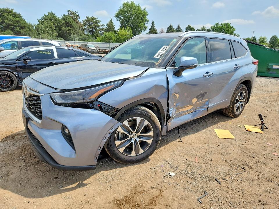 TOYOTA HIGHLANDER 2022 with VIN 5TDHZRBH1NS232465 - Photo from auction