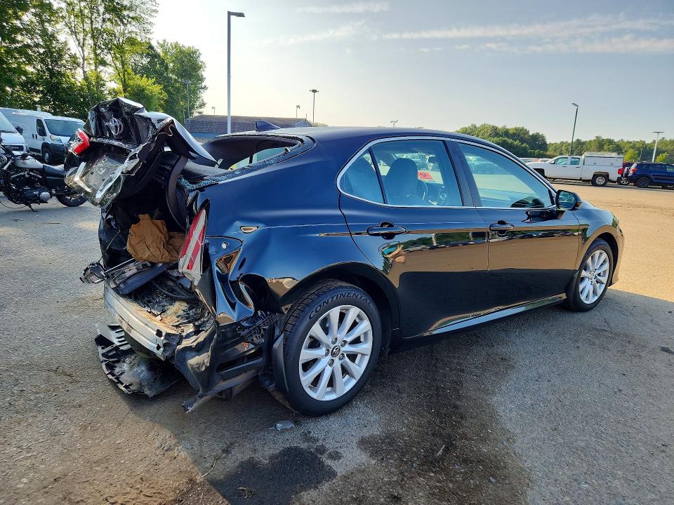 Photo 3 from auction – 2019 TOYOTA CAMRY with VIN 4T1B11HK4KU199739