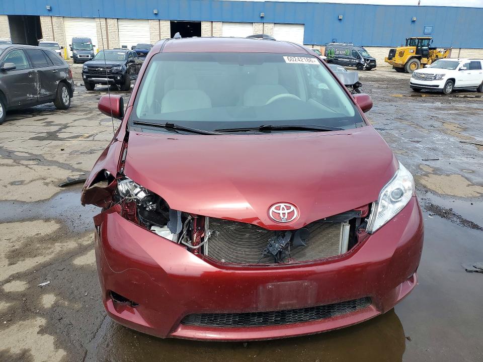Photo 5 from auction – 2011 TOYOTA SIENNA with VIN 5TDKK3DC3BS124367