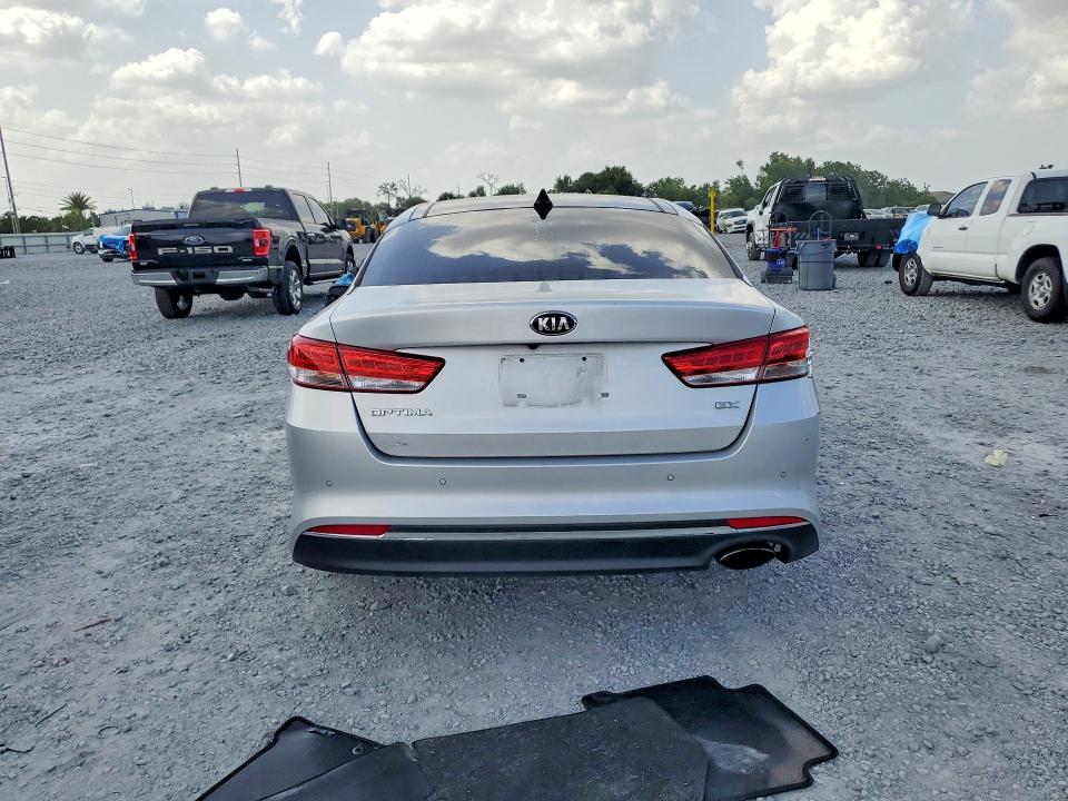 Photo 6 from auction – 2017 KIA OPTIMA with VIN 5XXGU4L31HG150810