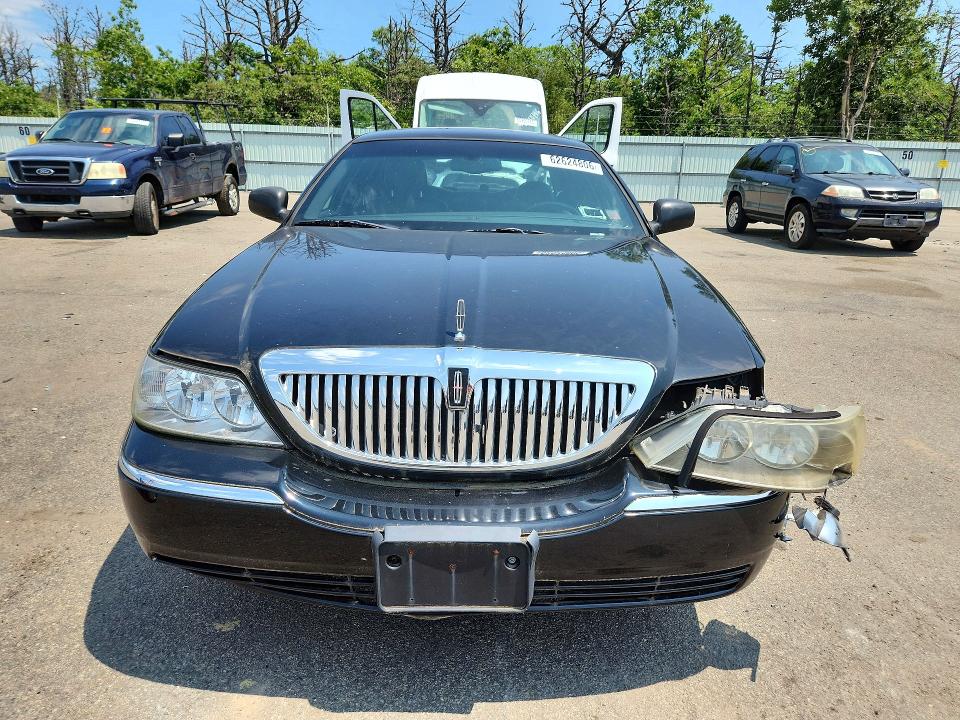 Photo 5 from auction – 2004 LINCOLN TOWN CAR with VIN 1LNHM81W84Y604102