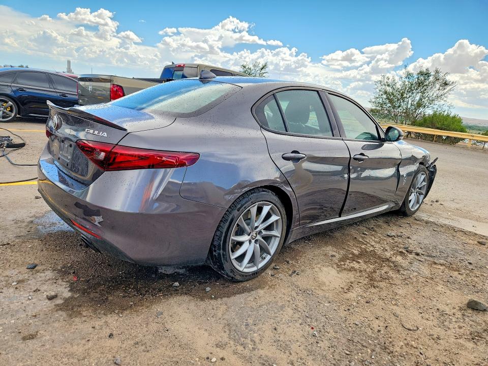 Photo 3 from auction – 2022 ALFA ROMEO GIULIA with VIN ZARFAMAN3N7652575