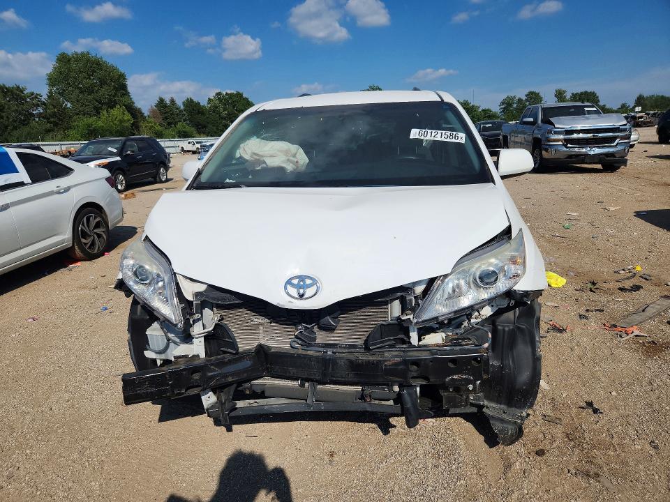 Photo 5 from auction – 2015 TOYOTA SIENNA with VIN 5TDKK3DC2FS620671