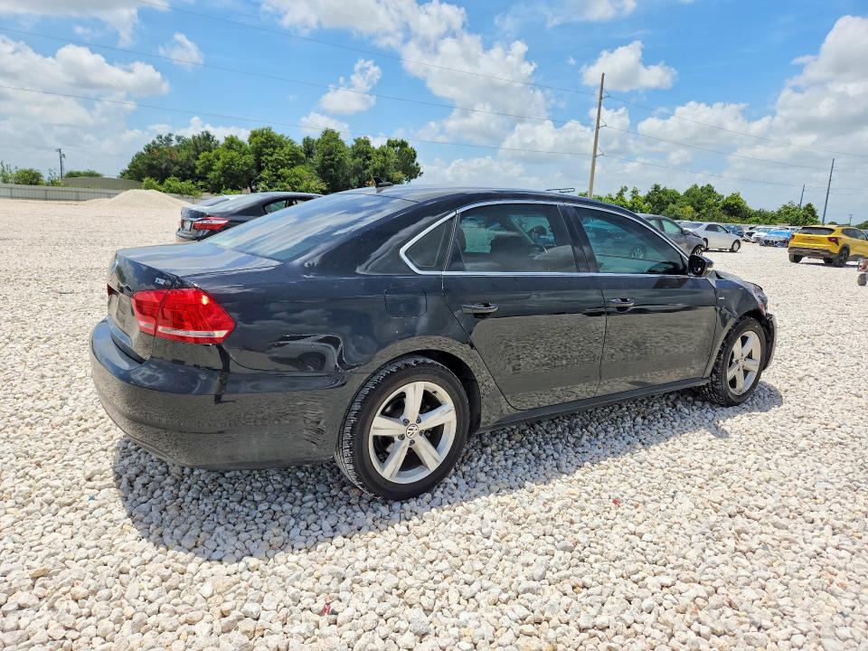 Zdjęcie 3 z aukcji – 2015 VOLKSWAGEN PASSAT z VIN 1VWAS7A31FC120202