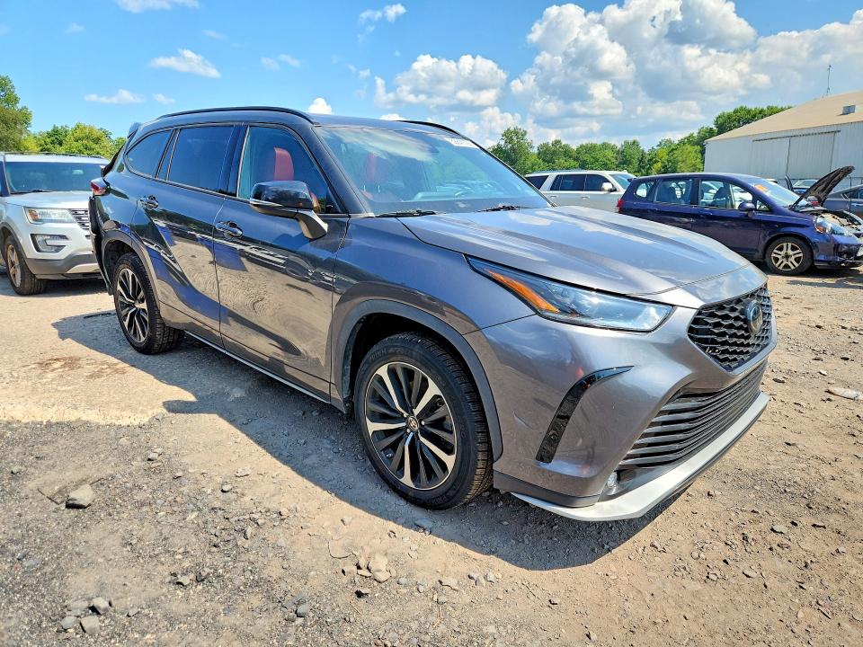 Photo 4 from auction – 2022 TOYOTA HIGHLANDER with VIN 5TDJZRBH8NS194735