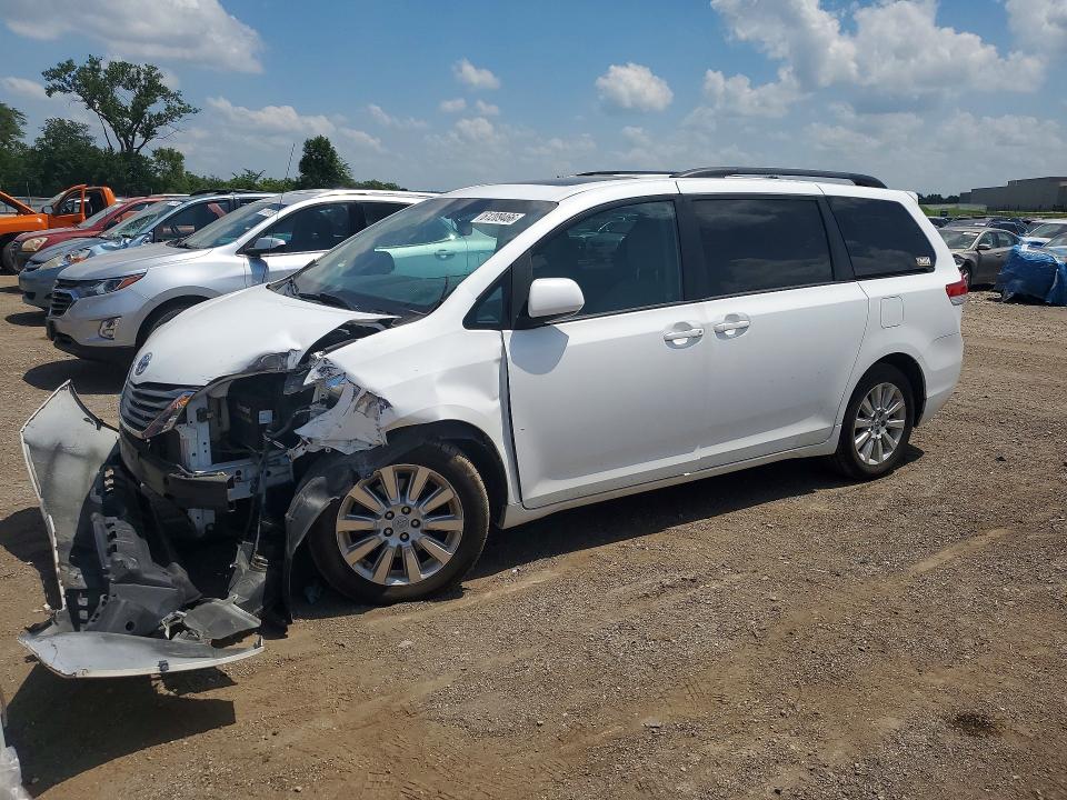 2011 TOYOTA SIENNA