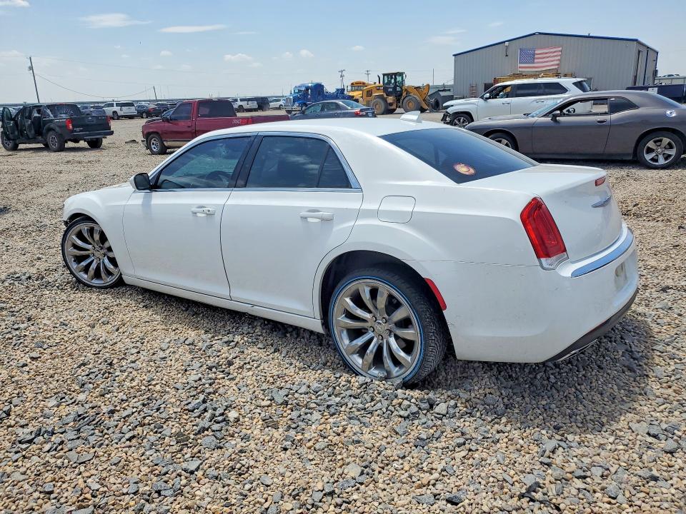 Photo 2 from auction – 2017 CHRYSLER 300 with VIN 2C3CCAAG8HH668257