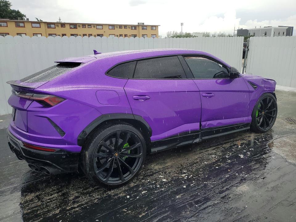 Photo 3 from auction – 2022 LAMBORGHINI URUS with VIN ZPBUA1ZL6NLA21550
