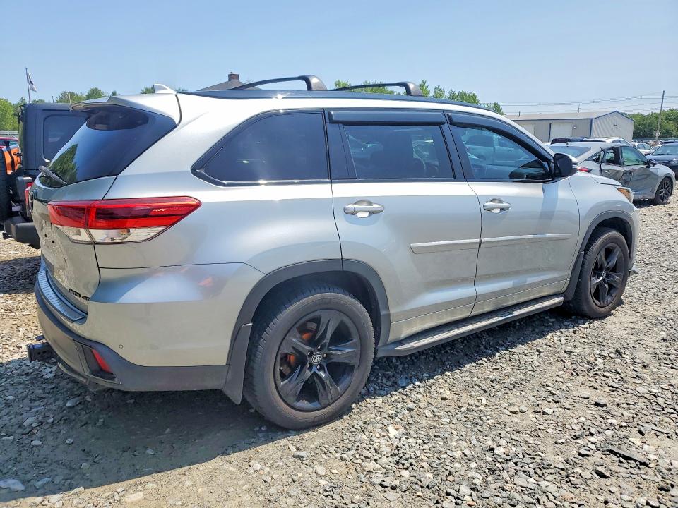 Photo 3 from auction – 2017 TOYOTA HIGHLANDER with VIN 5TDDZRFH4HS375634