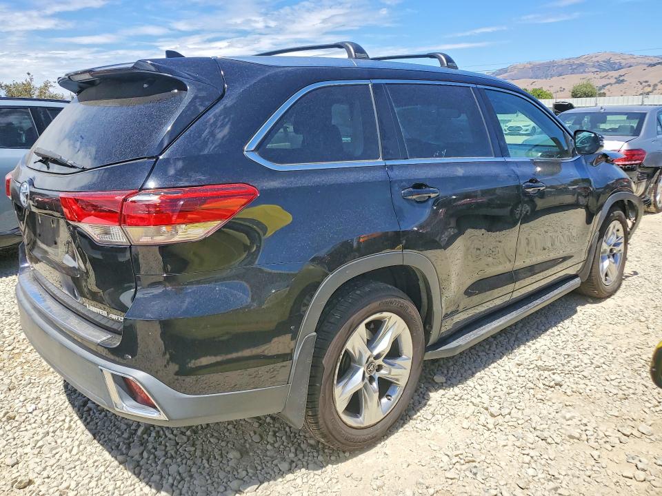 Photo 3 from auction – 2017 TOYOTA HIGHLANDER with VIN 5TDDZRFH9HS456922
