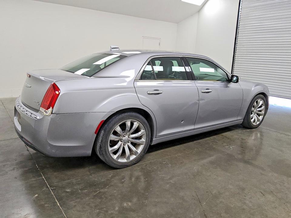 Photo 3 from auction – 2017 CHRYSLER 300C with VIN 2C3CCAEG9HH570378