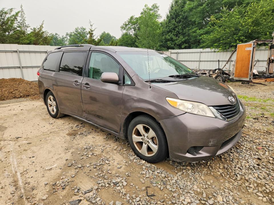 Photo 4 from auction – 2013 TOYOTA SIENNA with VIN 5TDKK3DC2DS350516