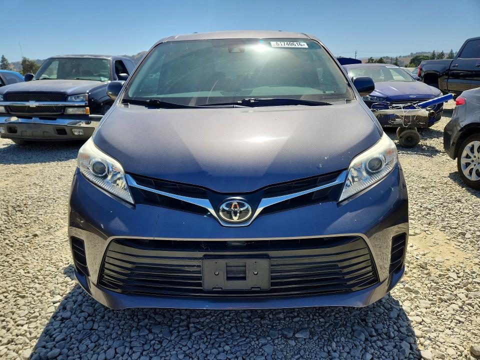 Photo 5 from auction – 2018 TOYOTA SIENNA with VIN 5TDKZ3DC9JS920616
