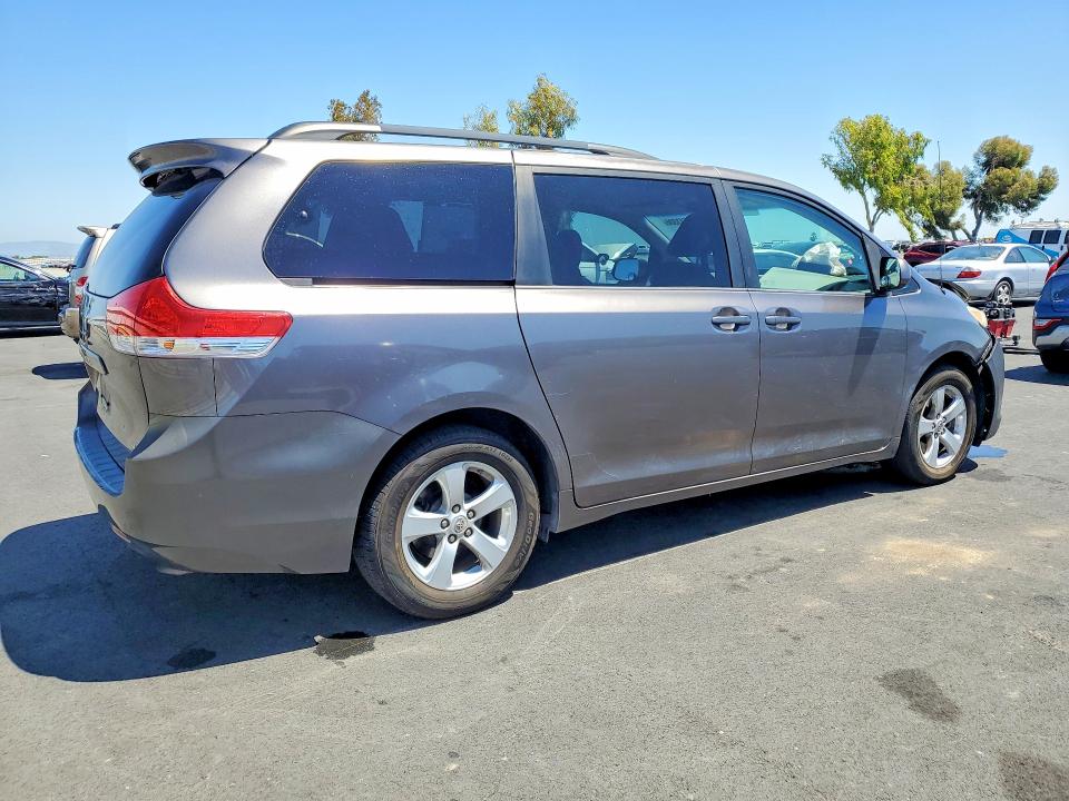 Photo 3 from auction – 2012 TOYOTA SIENNA with VIN 5TDKK3DC4CS261108