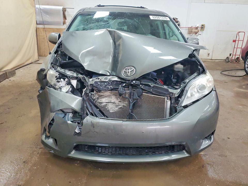 Photo 5 from auction – 2011 TOYOTA SIENNA with VIN 5TDKK3DC8BS131931