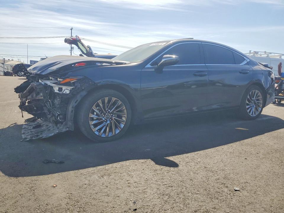 LEXUS ES 300H 2025 مع رقم تعريف المركبة 58AEA1C10SU073513 - صورة من المزاد