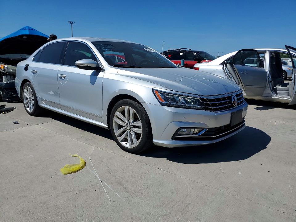 Снимка 4 от търг – 2017 VOLKSWAGEN PASSAT с VIN 1VWGT7A33HC041026