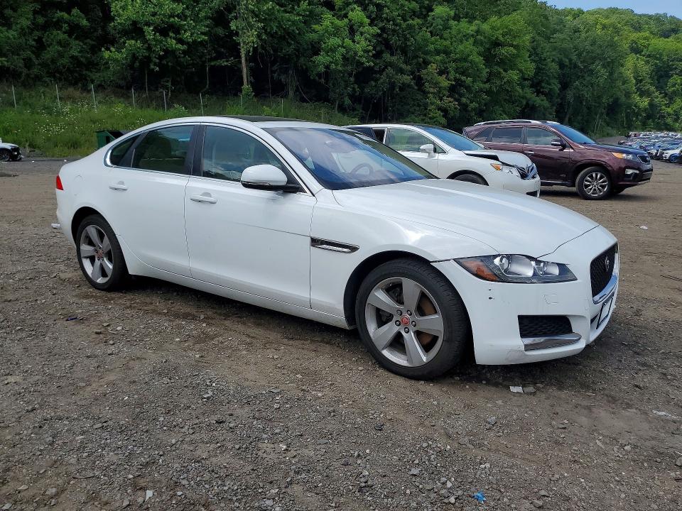 Photo 4 from auction – 2017 JAGUAR XF with VIN SAJBR4BN2HCY42624