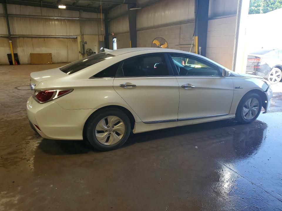 Photo 3 from auction – 2014 HYUNDAI SONATA with VIN KMHEC4A47EA115374