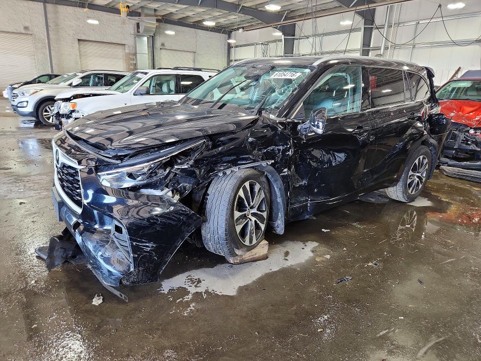 TOYOTA HIGHLANDER 2022 with VIN 5TDHZRBH5NS584030 - Photo from auction