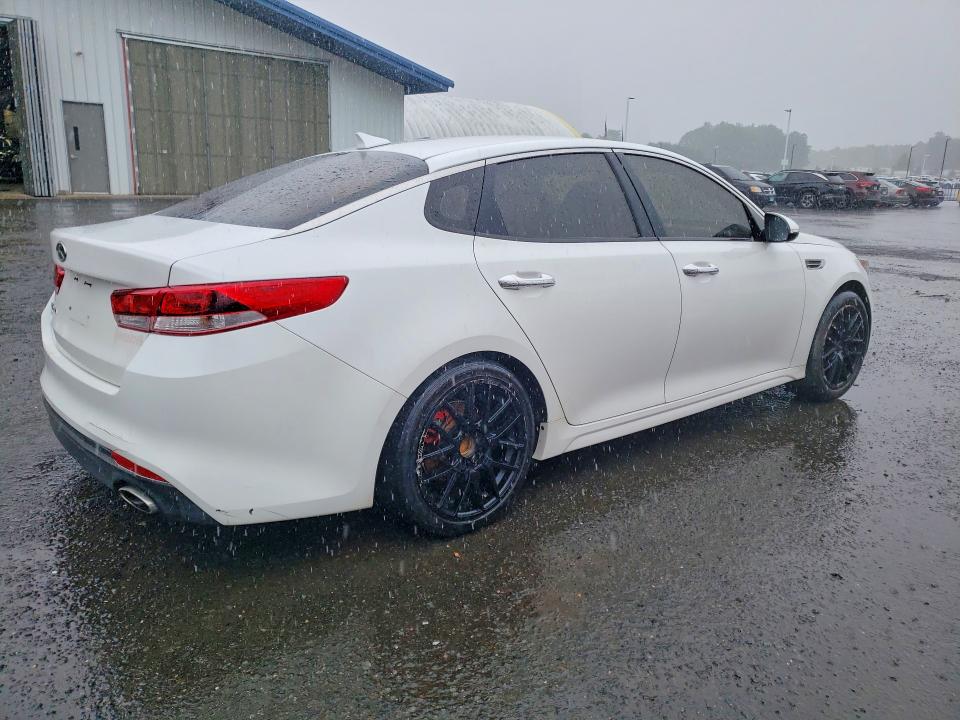 Photo 3 from auction – 2017 KIA OPTIMA with VIN 5XXGT4L39HG123177