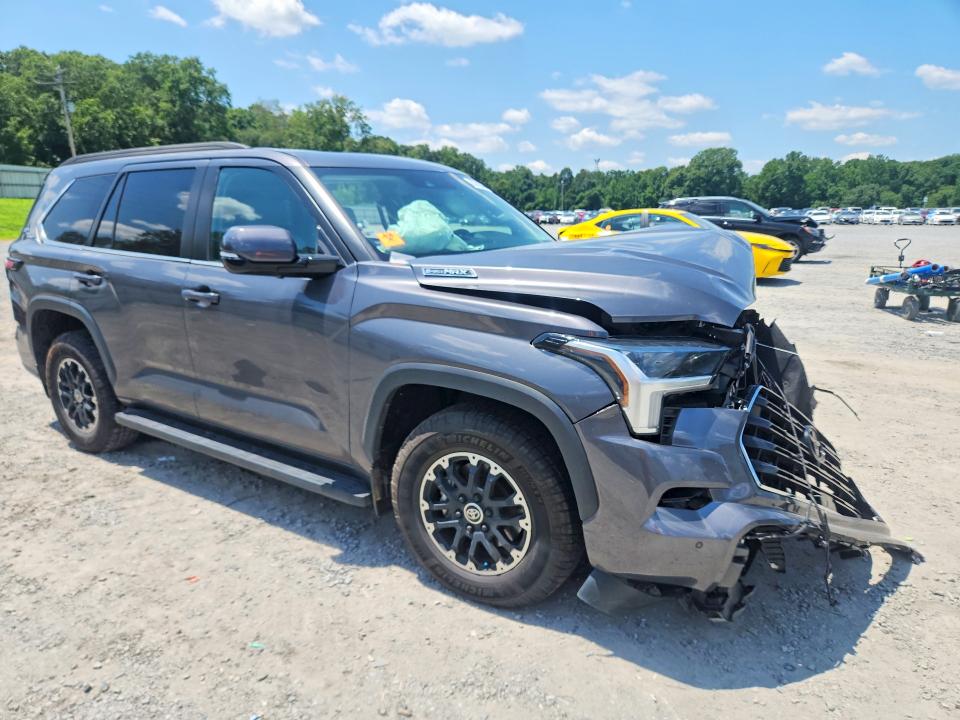 Photo 4 from auction – 2024 TOYOTA SEQUOIA with VIN 7SVAAABA8RX023680