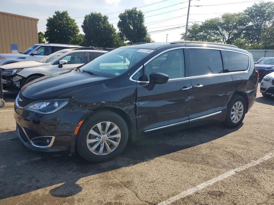 CHRYSLER PACIFICA 2017 with VIN 2C4RC1BG0HR839632 - Photo from auction