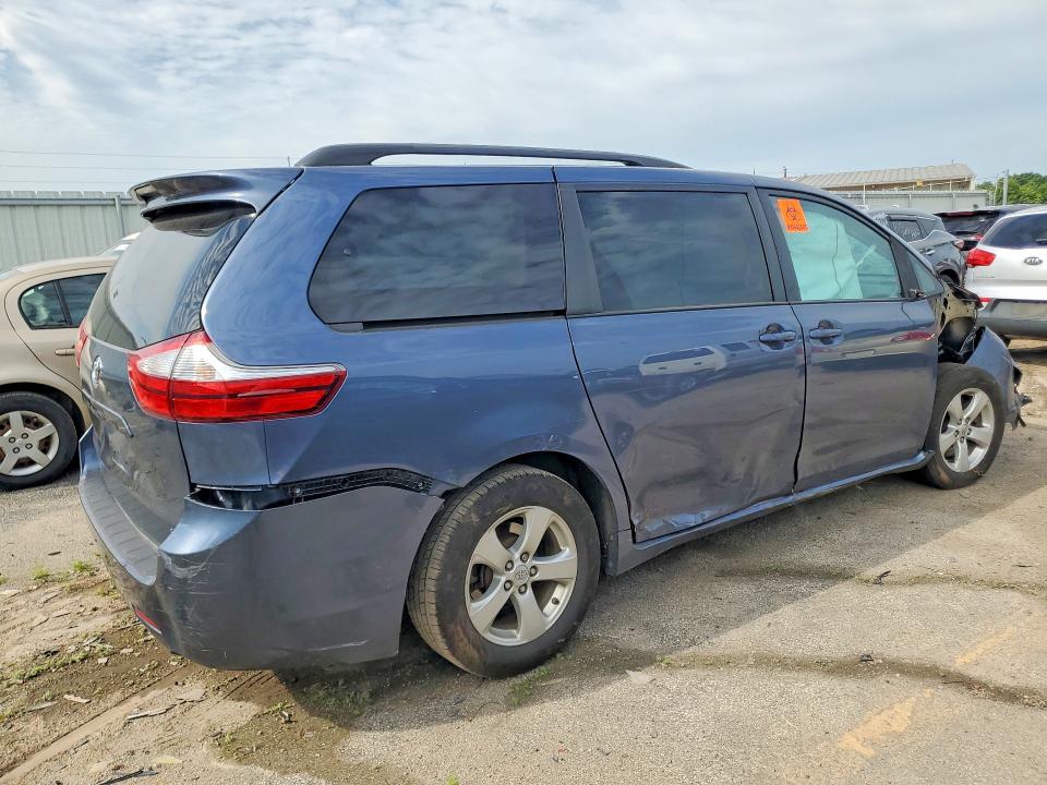 Photo 3 from auction – 2017 TOYOTA SIENNA with VIN 5TDKZ3DC4HS827271