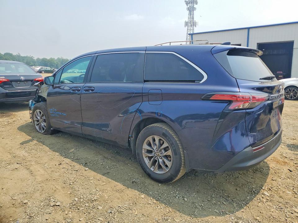 Photo 2 from auction – 2021 TOYOTA SIENNA with VIN 5TDKRKEC9MS018349