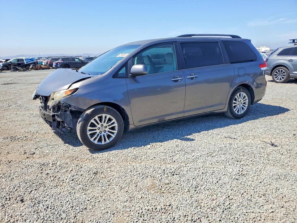 TOYOTA SIENNA 2011 with VIN 5TDYK3DC7BS085860 - Photo from auction